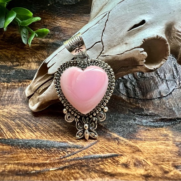 925 Sterling Silver Pink Conch Heart Pendant w/ Butterfly Detail - Picture 1 of 12